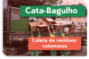 Na imagem funcionários aparecem colocando uma caixa em um dos caminhões